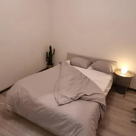 Worker's - 2 Bedrooms & Court Yard - Smooth *
